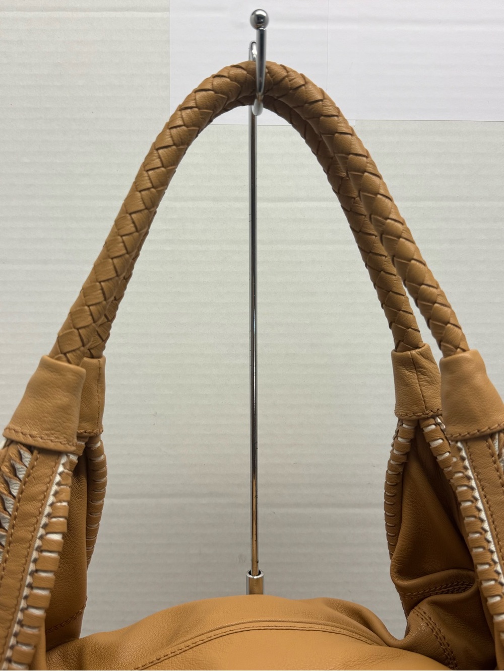 Women’s Tan Leather Hobo Bag - Stylish Everyday Shoulder Bag - Picture 3 of 12